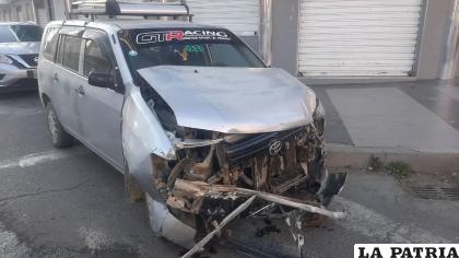 El taxi terminó con daños en su estructura /LA PATRIA