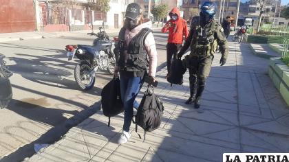 Las mochilas con droga son retiradas del lugar y trasladadas a la Felcn /LA PATRIA