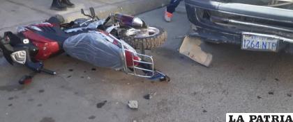 El chofer del mini escapó tras el accidente /LA PATRIA
