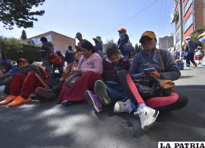 Cocaleros mantienen las medidas de protesta; les instan a dialogar /APG