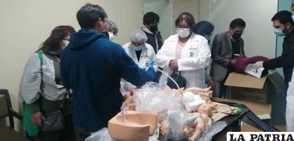 Entrega de muñecos y material de práctica /Unior