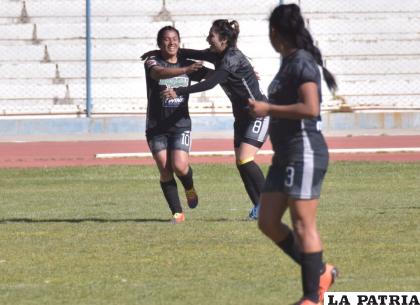Laura Chura celebra con sus compañeras el gol que anotó para el triunfo de Astor /LA PATRIA

