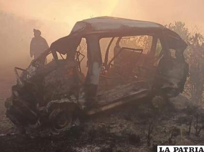 Restos quemados del vehículo embarrancado