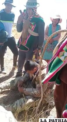 Comunarios retienen al militar /Captura de video