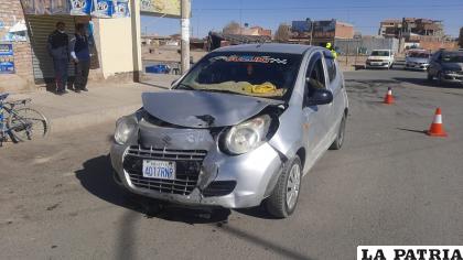 El automóvil terminó averiado tras el impacto 
/LA PATRIA

