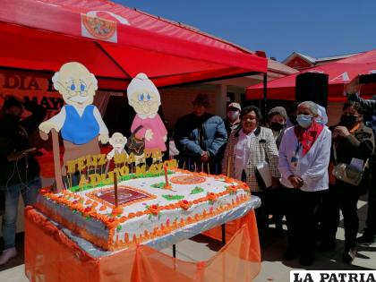 Festejo por el Día del Adulto Mayor /LA PATRIA
