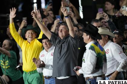 ¿El presidente brasileño Jair Bolsonaro, saluda a sus partidarios en el Festival Internacional de Rodeo /AP Foto/Andre PennerT