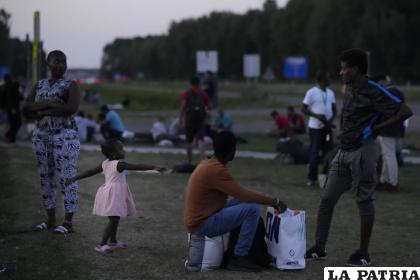 Cientos de migrantes se preparan para pasar la noche al aire libre /AP Foto /Peter Dejong