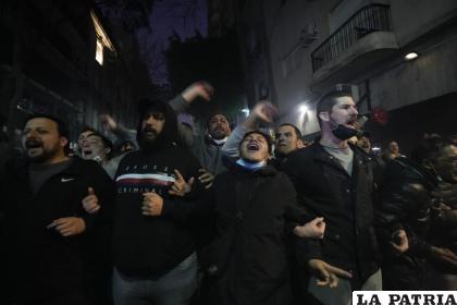 Agentes de la policía se retiran del lugar al paso de un grupo de partidarios de la vicepresidente argentina /AP Foto /Natacha Pisarenko