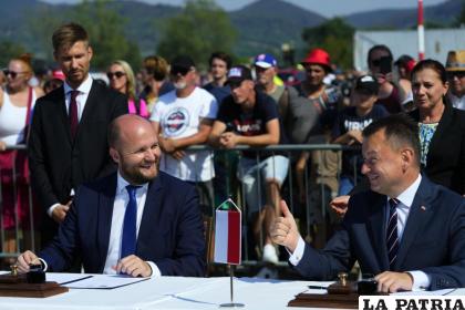 Los ministros de defensa Mariusz Blaszczak, de Polonia, derecha; y Jaroslav Nad, de Eslovaquia /AP Foto /Petr David Josek