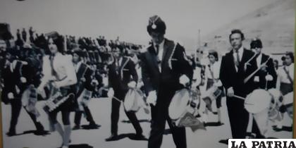 La banda de guerra del colegio durante un desfile en la Avenida Cívica 

