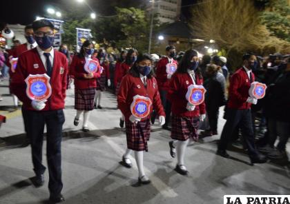 Un grupo de estudiantes durante el desfile del centenario
