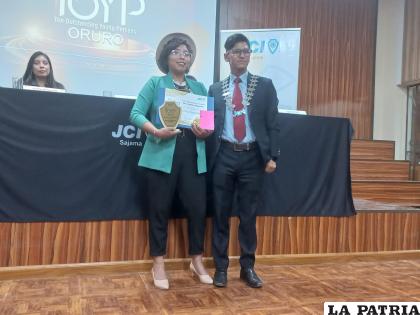 Momento en el que Shirley López Sánchez recibió su galardón /LA PATRIA