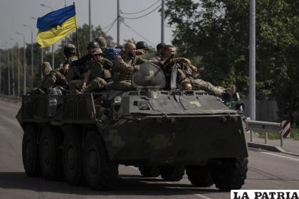 Militares ucranianos viajan en un vehículo blindado en Donetsk, Ucrania, el 28 de agosto de 2022 /AP