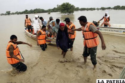 Soldados del ejército evacúan a personas de un área afectada por inundaciones