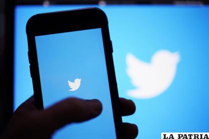 Esta fotografía muestra la aplicación de Twitter en un teléfono, el 25 de abril de 2022, en San Diego / AP