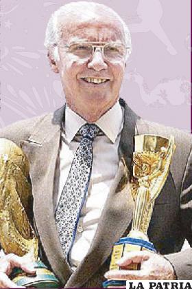 El brasileño Mário Zagallo con los trofeos que ganó como jugador y como entrenador