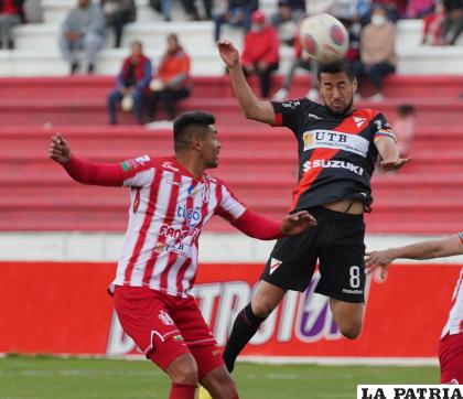 Rodrigo Ramallo intenta definir con un remate de cabeza /APG
