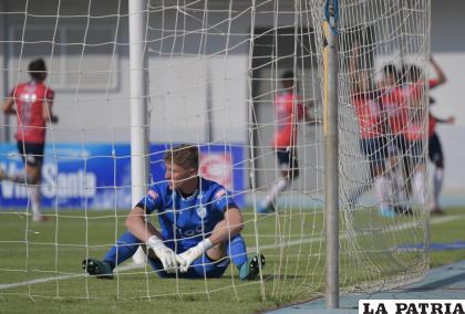 El portero de Aurora, Cousillas, recibió dos goles en dos minutos /APG

