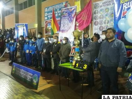 La familia de Grover Montenegro hizo entrega del trofeo para este certamen / LA PATRIA
