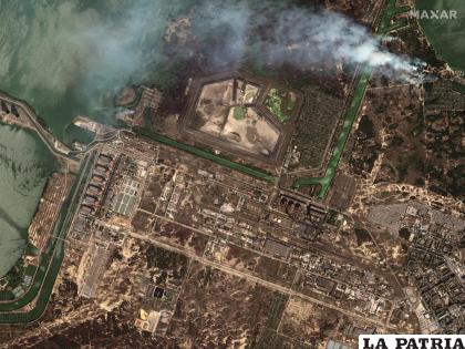 Imagen satelital que muestra incendios en la vegetación afuera de la planta nuclear de Zaporiyia /Imagen satelital c2022 Maxar Technologies vía AP