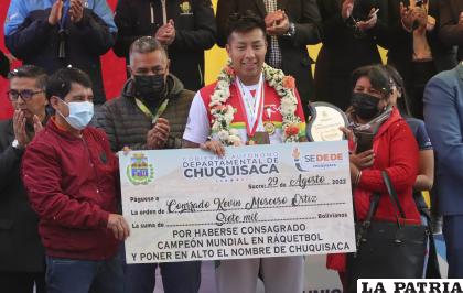 Moscoso recibió dos cheques a su llegada al país, pero no es suficiente para cubrir los gastos de preparación /APG