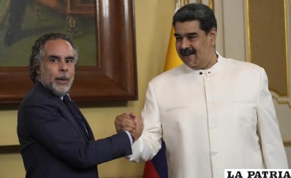 El presidente de Venezuela, Nicolás Maduro, se reúne con el nuevo embajador de Colombia, Ar-mando Benedetti /FOTO AP/ARIANA CUBILLOS