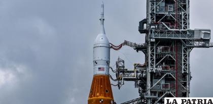 El cohete SLS, en la torre de lanzamiento en el Centro Espacial Kennedy /AFP