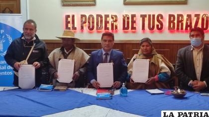 En acto público se hizo la firma del convenio /LA PATRIA