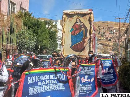 La imagen de la Virgen es llevada a los colegios en una procesión /LA PATRIA