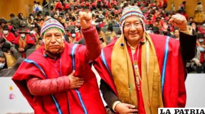 David Choquehuanca y Luis Arce luego de una reunión con una facción de campesinos de la provincia Omasuyos /ANF