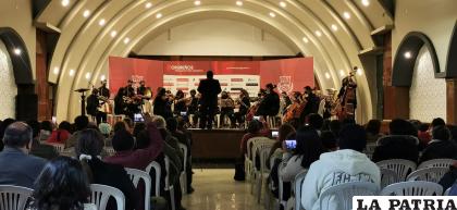 Más de 40 músicos en escenario deleitaron al público /LA PATRIA