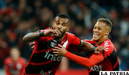 Alex Santana celebra el gol que anotó para la victoria del Paranaense /larepublica.pe