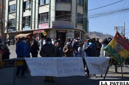 Vecinos bloquearon ayer en la zona Villa El Carmen exigiendo paz / LA PATRIA