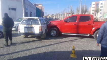 Ambos carros, colisionaron en plena intersección /LA PATRIA