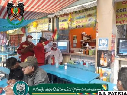 Bomberos realizando el control respectivo a cocinas de comerciantes /Comando Departamental de Policia