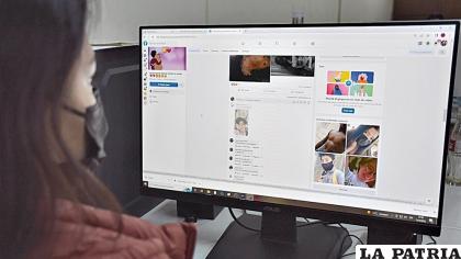 Imagen referencial de una joven usando su computadora / OPINI?N