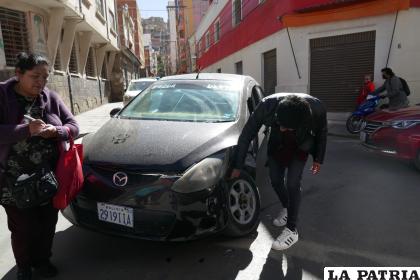 El conductor afectado verifica los daños de su auto /LA PATRIA
