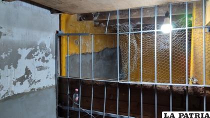 Rompió uno de los tubos de metal de la celda para escapar de la Fiscalía /Policía 
