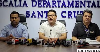 El fiscal departamental de Santa Cruz, Roger Mariaca (centro), en conferencia de prensa /Captura video