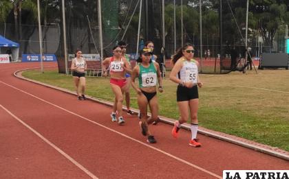 Las marchistas Mayra Quispe y Ángela Castro en plena competencia /FAB