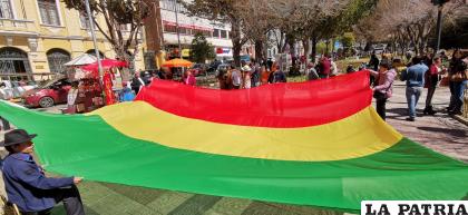 Las integrantes mostraron la gigante tricolor en la plaza 10 de Febrero/LA PATRIA 