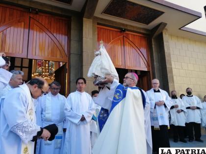 Desde el atrio de â€œLa Catedralâ€, la Virgen de la Asunta bendijo a Oruro /LA PATRIA
