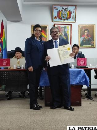 El Dr. Arturo Álvarez recibió la distinción de manos de la senadora Vania Rocha /Cortesía