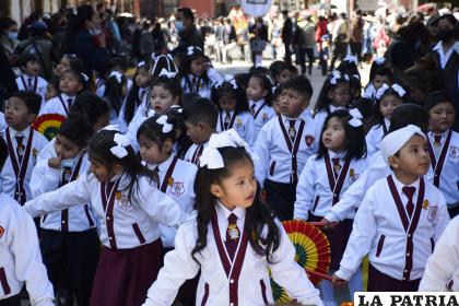 Estudiantes del colegio â€œWilliam Boothâ€ mostrando su civismo