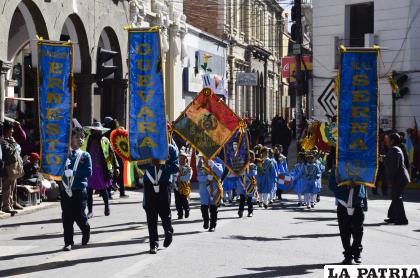 Galantes portaestandartes de la unidad educativa â€œErnesto Guevara de la Sernaâ€
