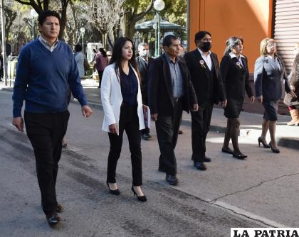 Autoridades y educadores al inicio del desfile