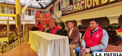 Autoridades de Oruro junto con Los Taquipayas 
/LA PATRIA 

