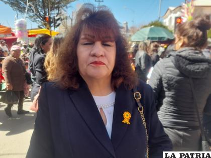 ELISA FLORES
??Patriotismo es querer a nuestra patria, y eso transmitimos a nuestros niños, les explicamos cómo y porqué hemos nacido a la vida independiente, para que ellos amen y defiendan a su patria?.