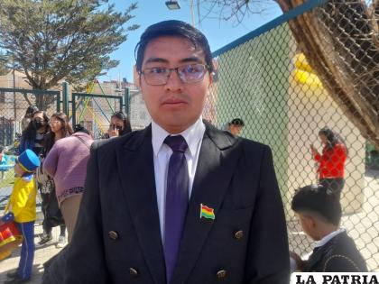 HERNÁN SEGURA CASTRO
??Patriotismo es el amor que tenemos hacia nuestra tierra, hacer las cosas buenas en el país. Desde pequeños, les inculcamos este valor en el respeto al himno nacional y a todos los símbolos patrios?.